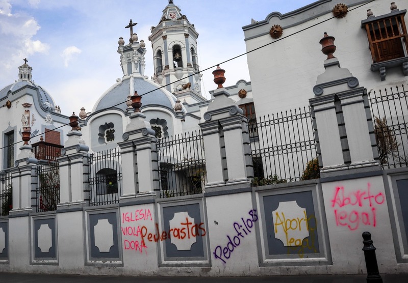 La iglesia y las feministas.jpg