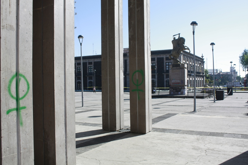 Pintas en la explanada del Teatro Morelos