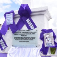 Placa en memoria de las mujeres víctimas de violencia de género. Cuenca, Ecuador.