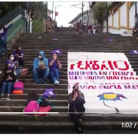 Conmemoración del Día Internacional de la Eliminación de la Violencia contra la Mujer este 25 de noviembre en los alrededores del puente Mariano Moreno en Cuenca, Ecuador