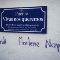 Placa colocada por activistas feministas en memoria de las mujeres víctimas de violencia de género. Cuenca, Ecuador.